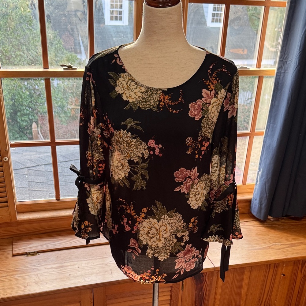 Lily Black Floral Black Women's Top